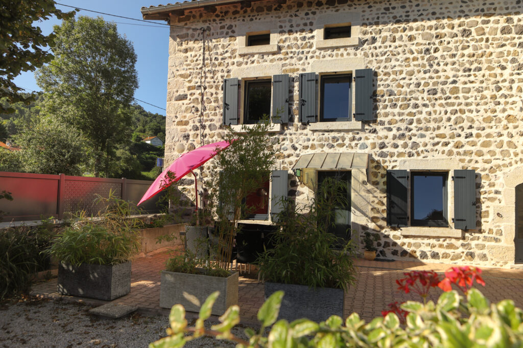 Extérieur du gîte Ancienne maison d'habitation des paysans réhabiliter en gîte à Cheyrac