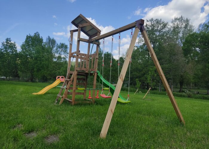 jeux pour enfant, balançoire, tobogan, escalade